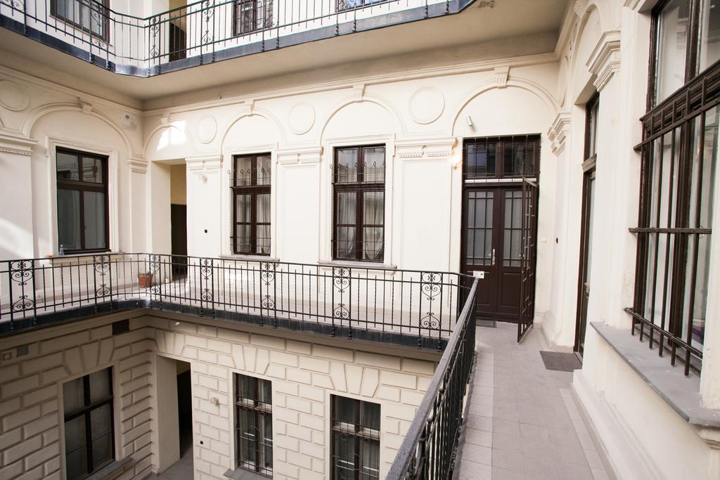 Agora Apartment Budapest Exteriör bild