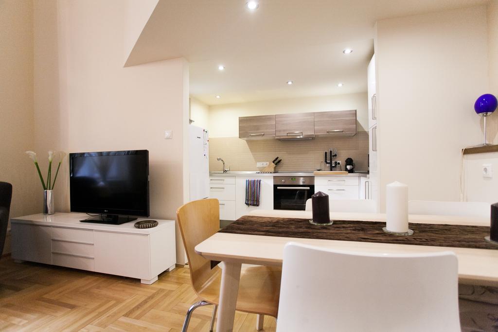 Agora Apartment Budapest Exteriör bild