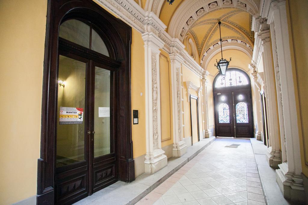 Agora Apartment Budapest Exteriör bild