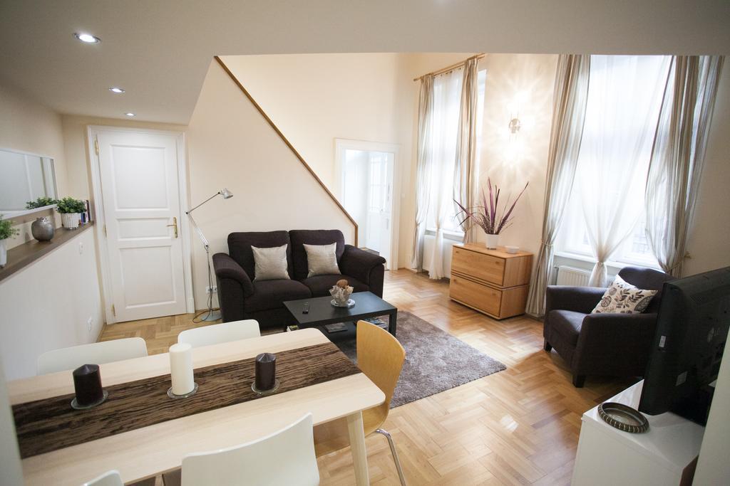 Agora Apartment Budapest Exteriör bild