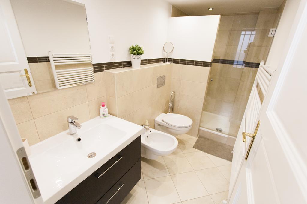 Agora Apartment Budapest Exteriör bild