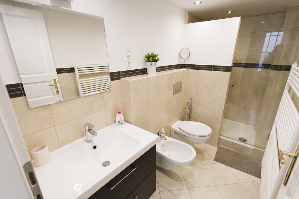 Agora Apartment Budapest Exteriör bild