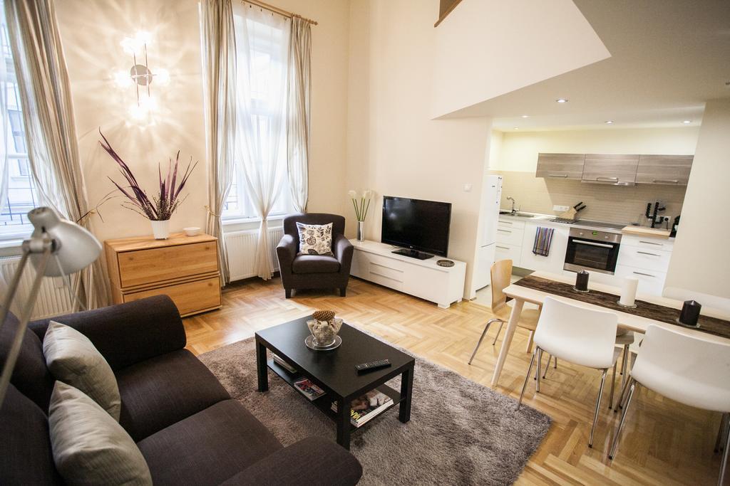 Agora Apartment Budapest Exteriör bild