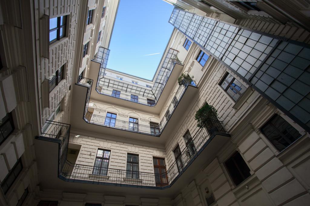Agora Apartment Budapest Exteriör bild